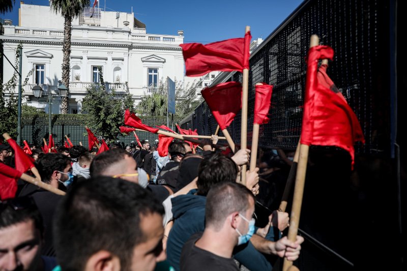 Οι φοιτητές επιχείρησαν να απωθήσουν τις αστυνομικές δυνάμεις -Φωτογραφία: EUROKINISSI
