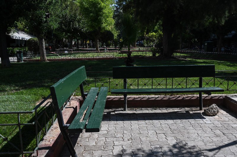 Τα βαμμένα παγκάκια στην Φωκίωνος Νέγρη