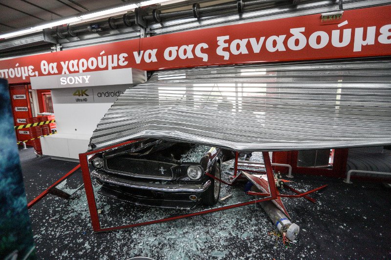 Το εντυπωσιακό αυτοκίνητο έγινε σμπαράλια