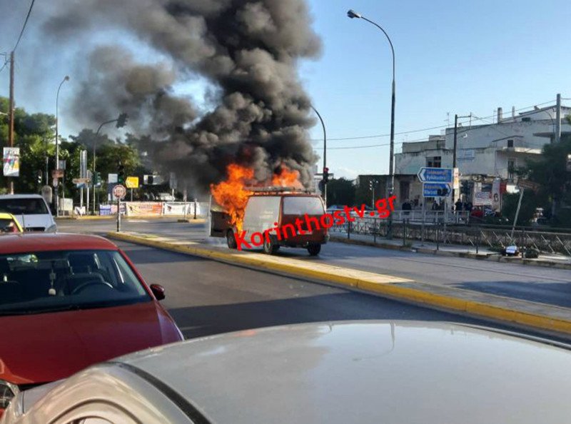 Φορτηγό πήρε φωτιά εν κινήσει