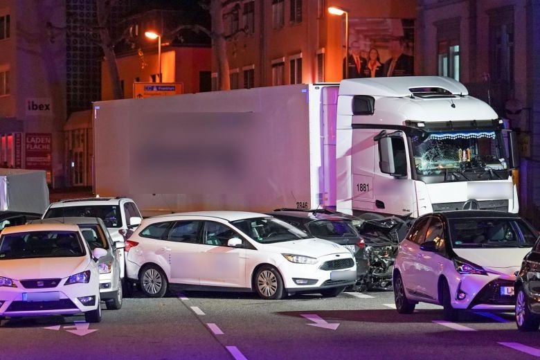 Φορτηγό τρακαρισμένο με άλλα αυτοκίνητα