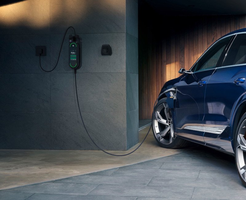 Το Audi e-tron φορτίζει χωρίς τον κίνδυνο blackout στο δίκτυο