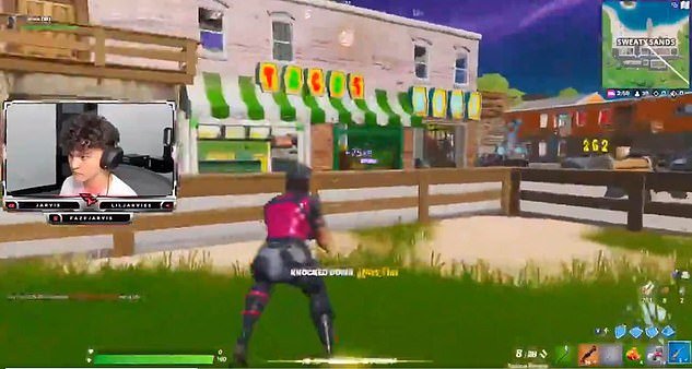 Οπως ανακάλυψαν οι αρμόδιοι οι Fortnite, ο πιτσιρικάς ανέβασε βίντεο όπου φαίνεται πως χρησιμοποιούσε «aimbots» για να «κλέψει» στο παιχνίδι και τον απέκλεισαν διά βίου.