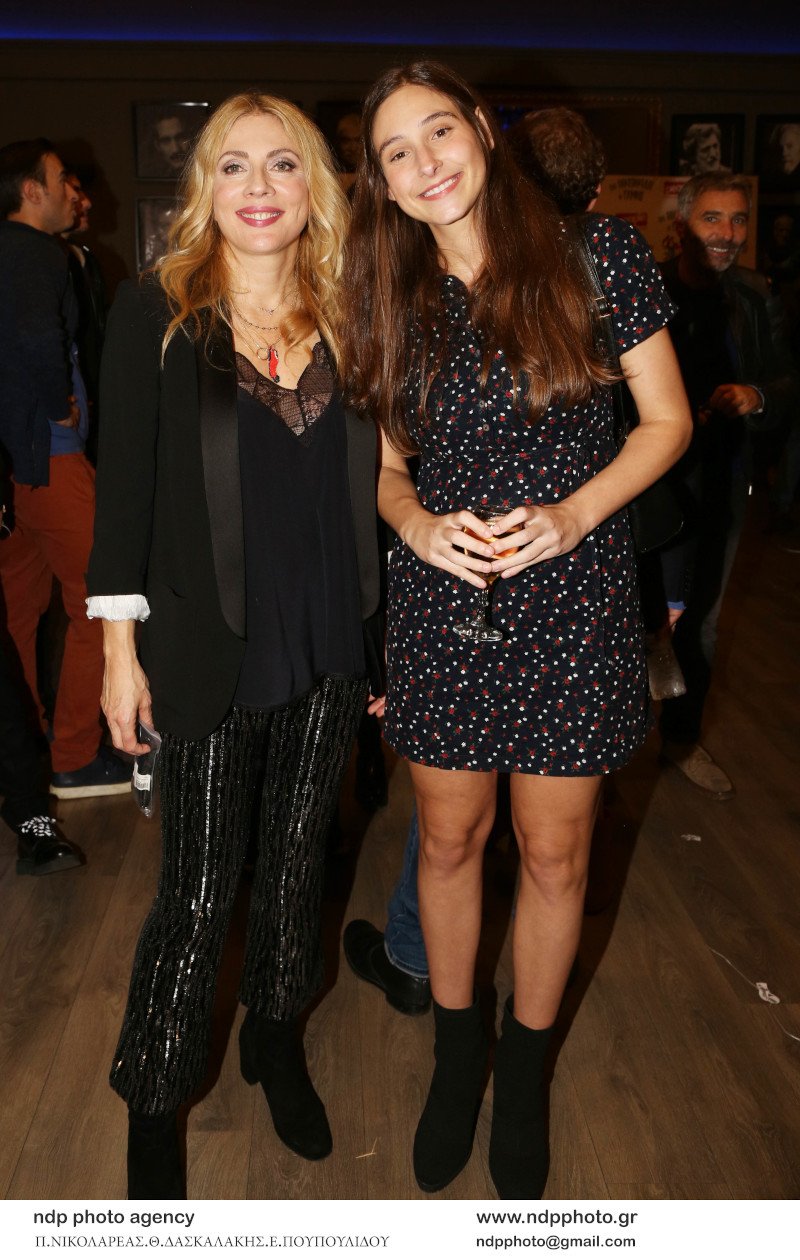 Η Φωτεινή Αθερίδου ποζάρει μαζί με την Σμαράγδα Καρύδη / Φωτογραφία: NDP