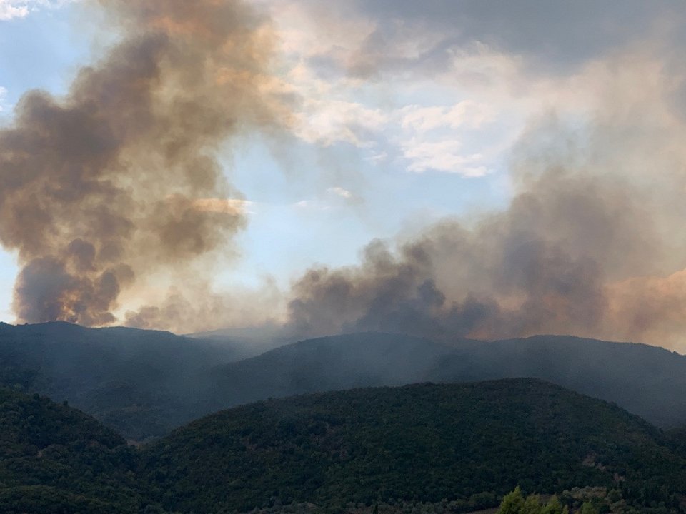 Οι καπνοί από τη μεγάλη φωτιά στη Σκουτερά Αγρινίου είναι ορατοί από χιλιόμετρα