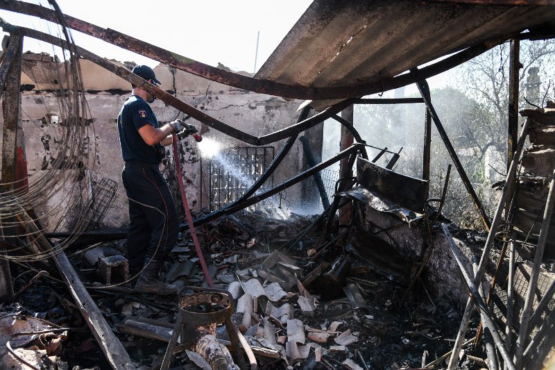 Πυροσβέστης σβήνει τις τελευταίες εστίες