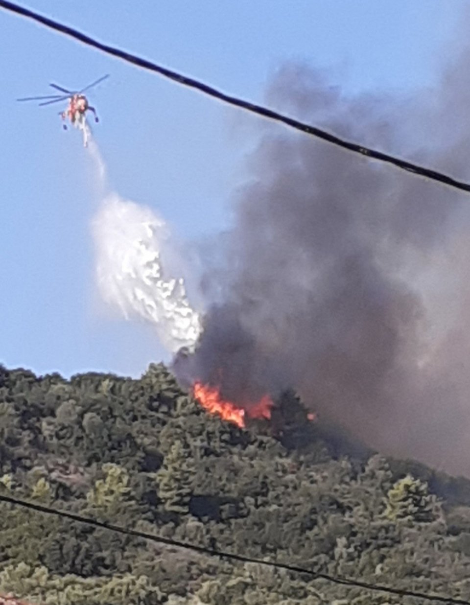 Ελικόπτερο ρίχνει νερό στην φωτιά στην Αμαλιάδα