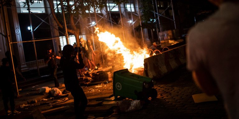 Όργιο καταστροφών σε διαδήλωση στη Νέα Υόρκη για τον φόνο του Τζορτζ Φλόιντ
