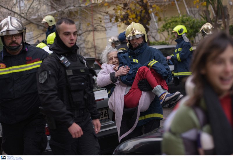 Η στιγμή που οι πυροσβέστες απομακρύνουν την ηλικιωμένη γυναίκα