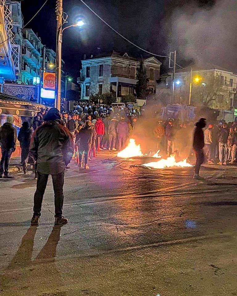 Κάτοικοι απέναντι από ΜΑΤ στη Λέσβο