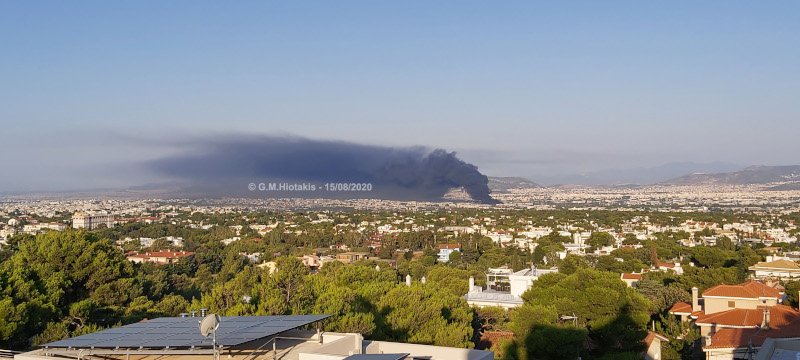 πυκνός μαύρος καπνός πάνω από τη Μεταμόρφωση λόγω της φωτιάς