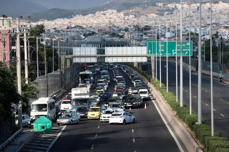 Η κυκλοφορία έχει διακοπεί στη γέφυρα Λυκόβρυσης και προς Λαμία στη γέφυρα Τατοΐου.