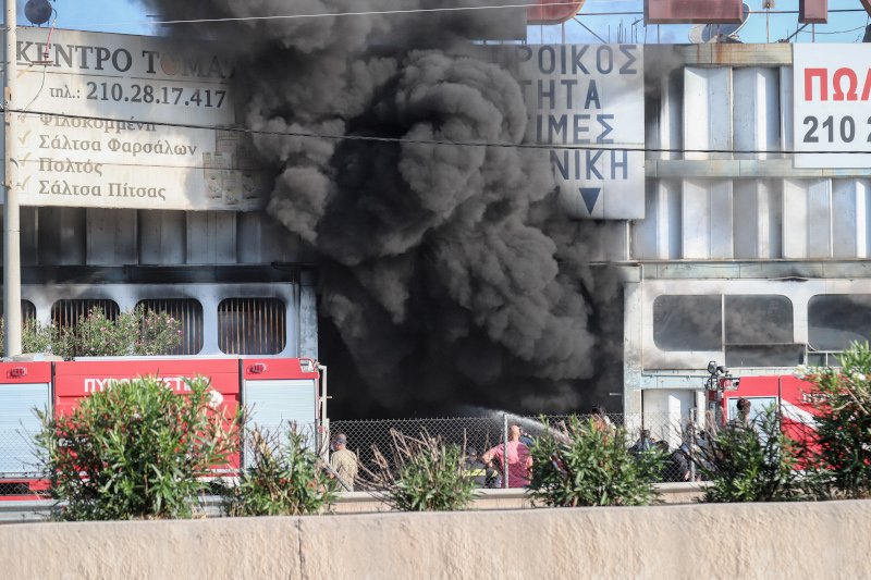 Οι πυροσβέστες δίνουν μάχη με τη φωτιά