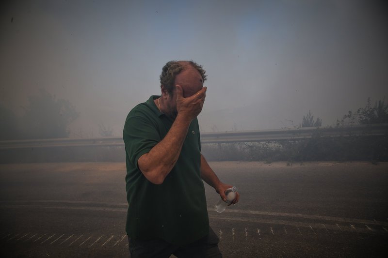 Ολόκληρη η περιοχή είναι γεμάτη από καπνούς και έχει δημιουργηθεί μια ασφυκτική κατάσταση ιδιαίτερα για τους κατοίκους που έχουν σοβαρά προβλήματα.
