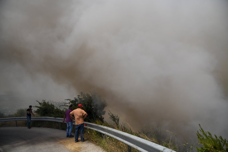 Κάτοικοι παρακολουθούν με αγωνία την εξέλιξη της πυρκαγιάς