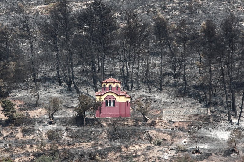 Η φωτιά δεν άγγιξε το εκκλησάκι μέσα στο δάσος
