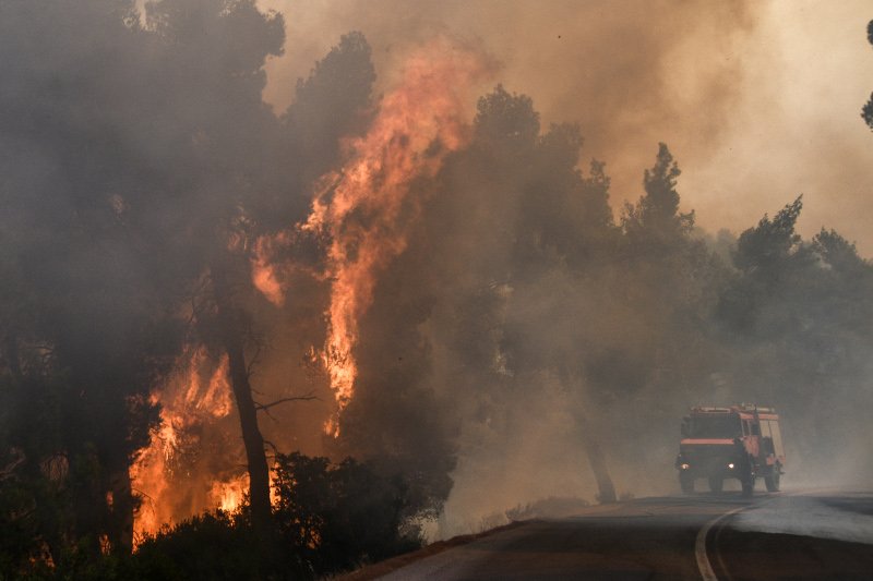 Πυροσβεστικό όχημα σε απόσταση αναπνοής από τις πύρινες γλώσσες / Φωτογραφία: Eurokinissi