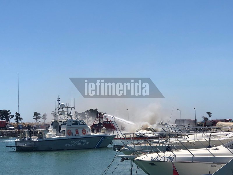 Πλωτά και χερσαία μέσα επιχειρούν για την κατάσβεση της φωτιάς στη Γλυφάδα