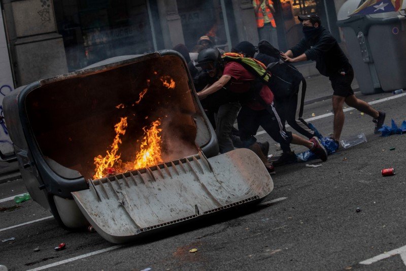 Διαδηλωτές έβαλαν φωτιές σε κάδους