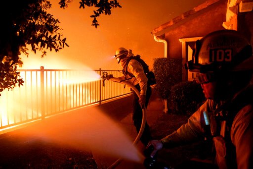 Η πυρκαγιά, που έχει ονομαστεί Saddleridge Fire, ξέσπασε το βράδυ της Πέμπτης