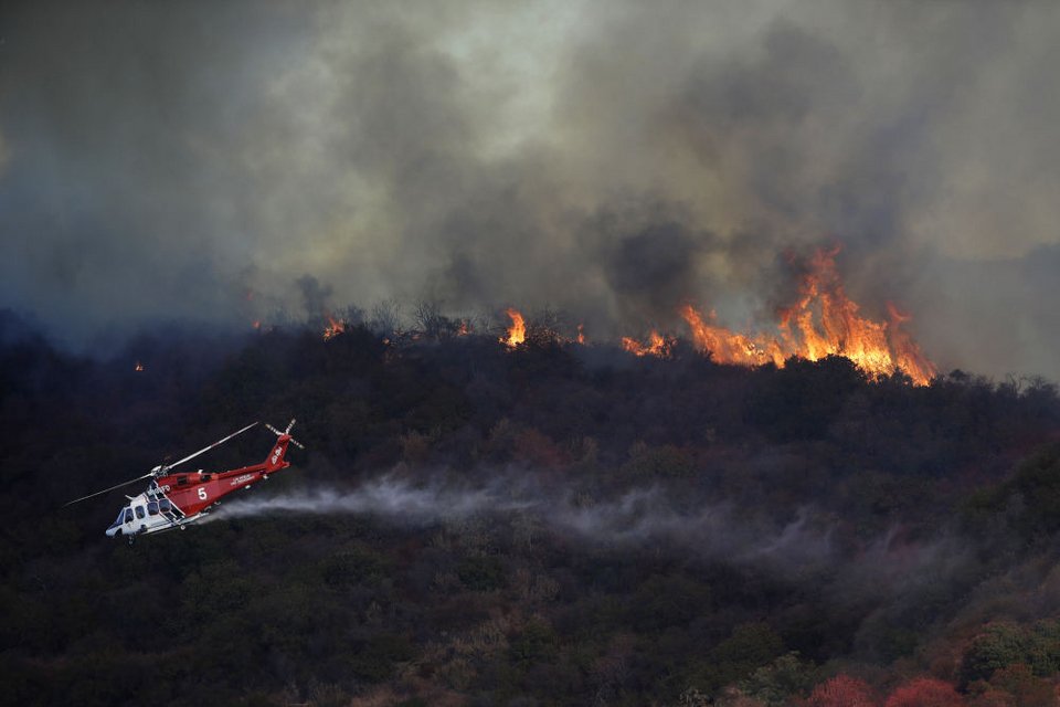 Ελικόπτερο της πυροσβεστικής επιχειρεί στην Καλιφόρνια και τις φωτιές που έχουν ξεσπάσει τα τελευταία 24ωρα στην πολιτεία των ΗΠΑ