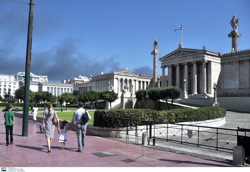 Οι καπνοί έφτασαν στο κέντρο της Αθήνας / Φωτογραφία: IntimeNews/ΖΑΧΟΣ ΓΙΩΡΓΟΣ