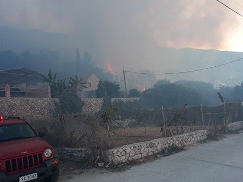 Φωτιά πάνω από σπίτια στην Κεφαλονιά
