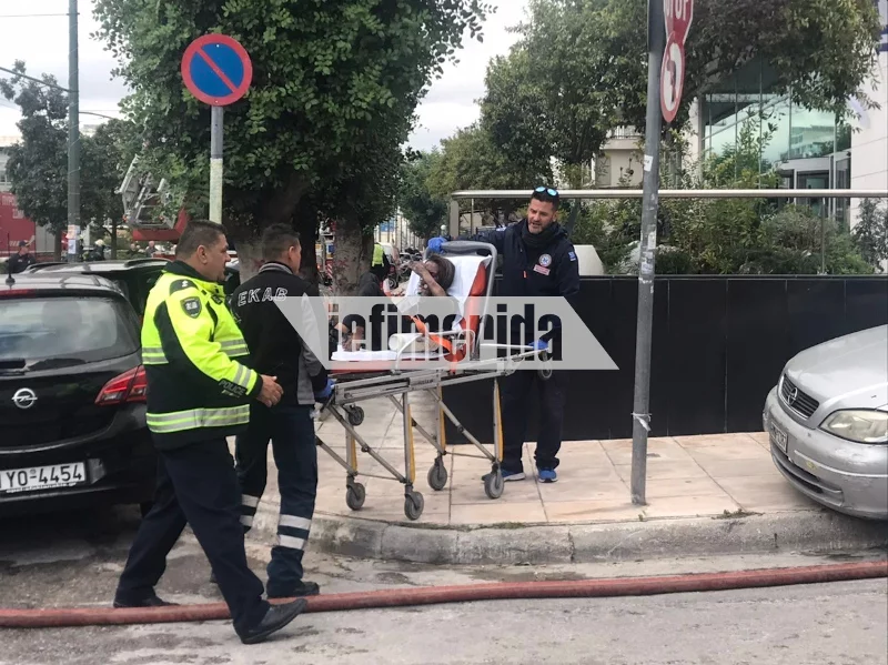 Μια εκ των τραυματιών μεταφέρεται από πλήρωμα του ΕΚΑΒ / Φωτογραφία: iefimerida