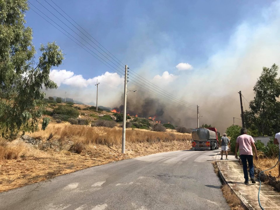 Κόσμος παρακολουθεί τη φωτιά που ξέσπασε στο Λαγονήσι