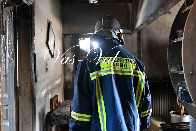 Πυροσβέστης σε δωμάτιο που έχει καεί