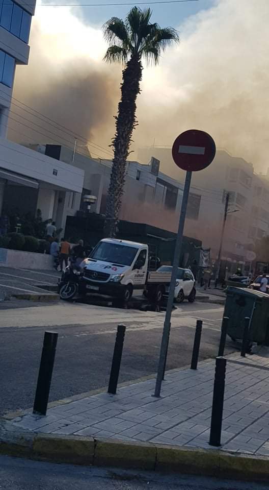 φωτιά σε μαγαζί στη Γλυφάδα