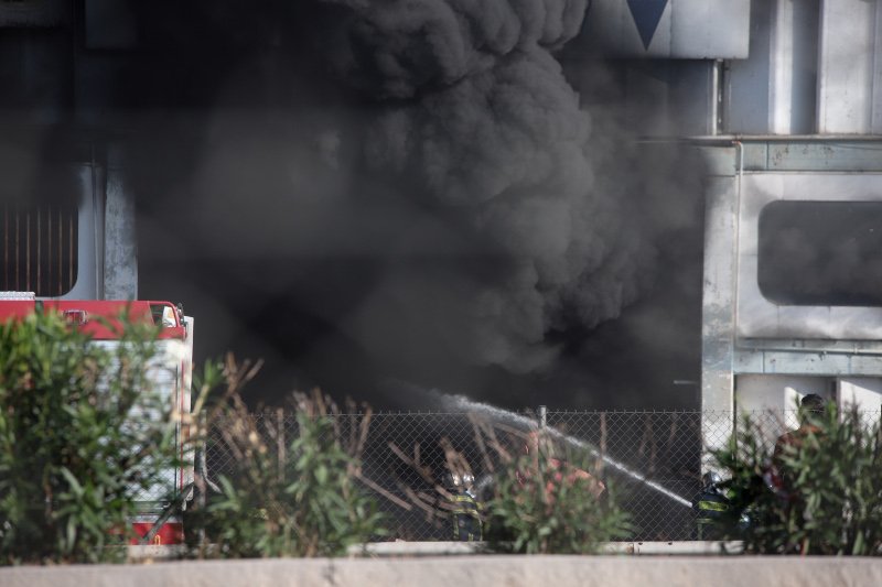 Πυκνός μαύρος καπνός βγαίνει από το εργοστάσιο
