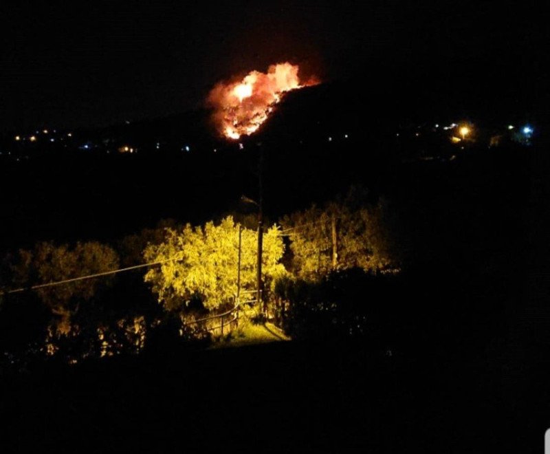 Η φωτιά κοντά στη περιοχή της Αγίας Μαρίνας/ Φωτογραφία: twitter, globalview