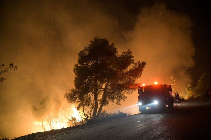 Ολονύχτια μάχη με τις φλόγες στην Εύβοια