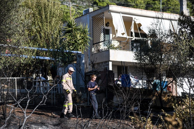 Σπίτια έχουν υποστεί ζημιές αλλά ευτυχώς απέφυγαν την καταστροφή