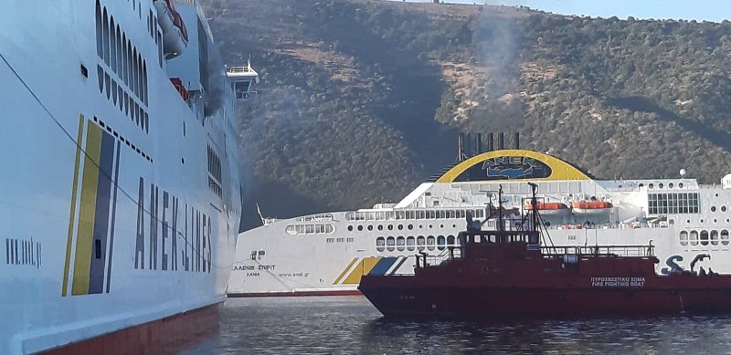 Σκάφος της Πυροσβεστικής σε απόσταση αναπνοής από το πλοίο.