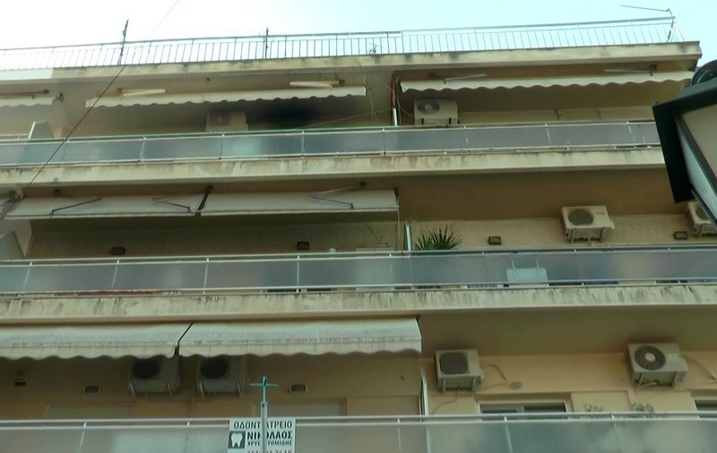 Η πρόσοψη της πολυκατοικίας όπου διέμενε ο ηλικιωμένος
