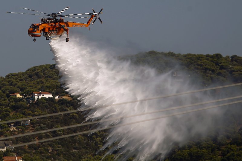 Ελικόπτερο κάνει ρίψεις νερού στη Ραφήνα