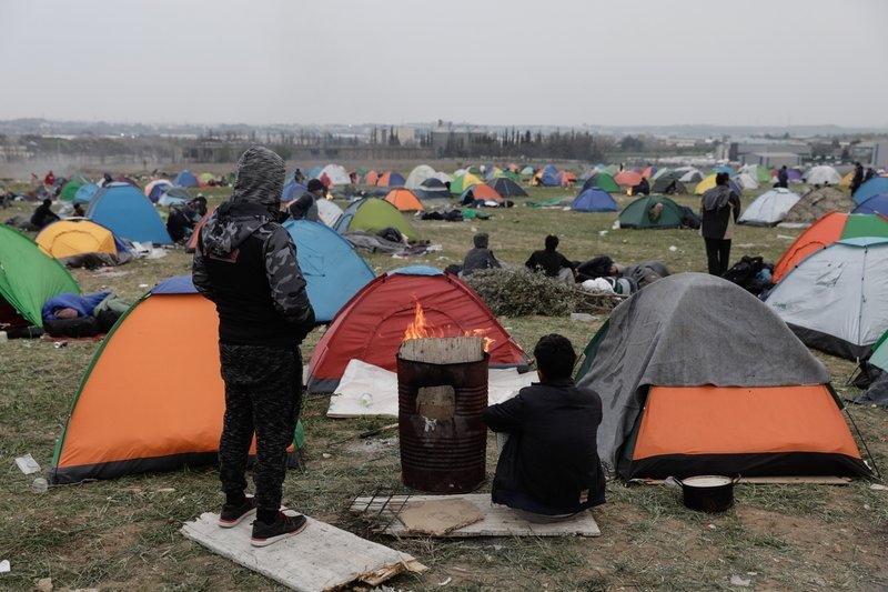 Αναψαν φωτιές για να ζεσταθούν στον αυτοσχέδιο καταυλισμό