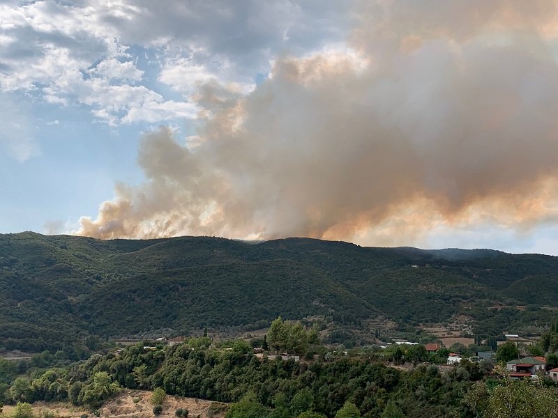 Μεγάλη φωτιά στη Σκουτερά Αγρινίου