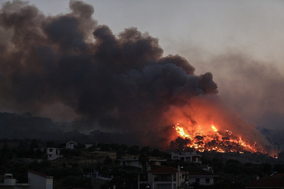 Φωτιά σε λόφο δίπλα σε σπίτια στην Κορινθία