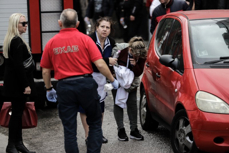 Μία από τις γυναίκες που ήταν μέσα στο ξενοδοχείο την ώρα που ξέσπασε η φωτιά δέχεται τις πρώτες βοήθειες
