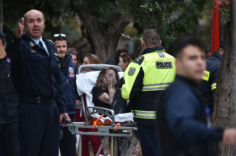 Μία από τις γυναίκες που απεγκλωβίστηκαν χρειάστηκε φορείο