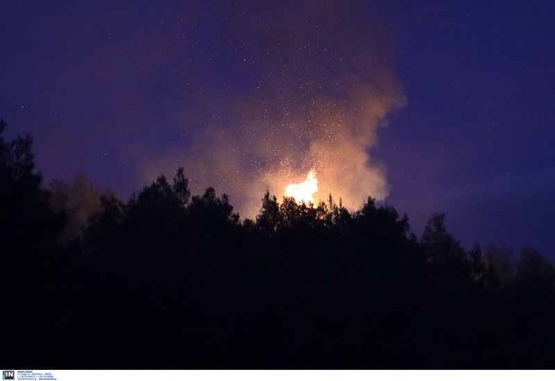 Δύσκολη νύχτα στην Τανάγρα εξαιτίας της μεγάλης φωτιάς