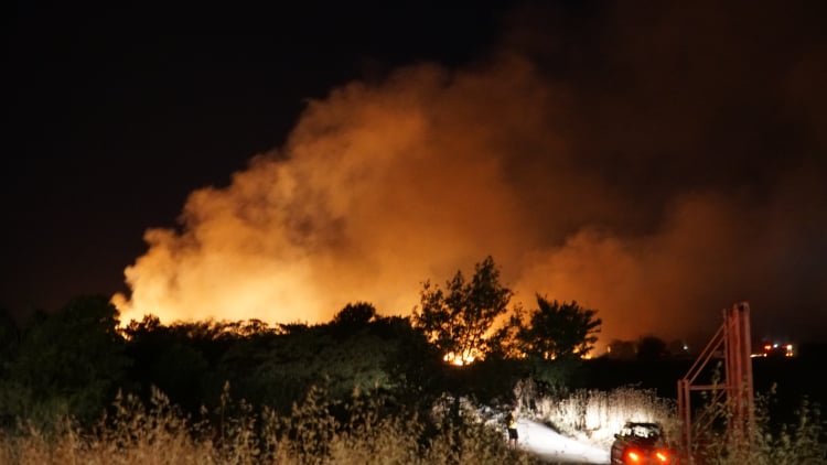 Φλόγες σε χωράφι στην Λάρισα
