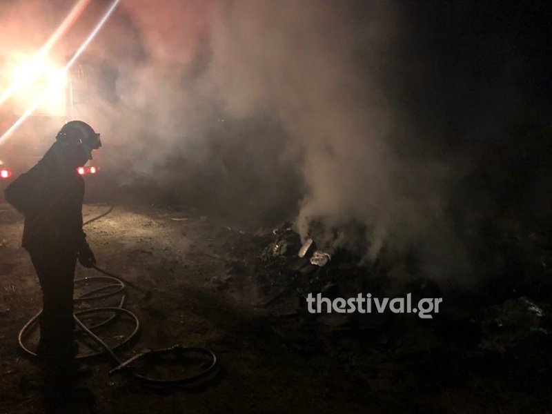 Πυροσβέστης σβήνει φωτιά