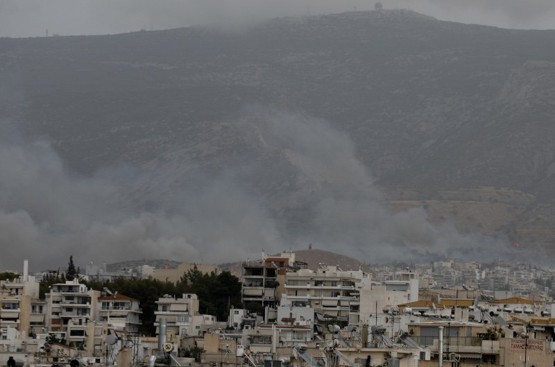 φωτιά σε δασική έκταση στον Βύρωνα Αττικής
