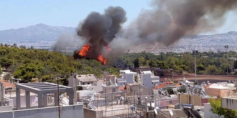 Καπνοί και φλόγες στη φωτιά στο Χαϊδάρι