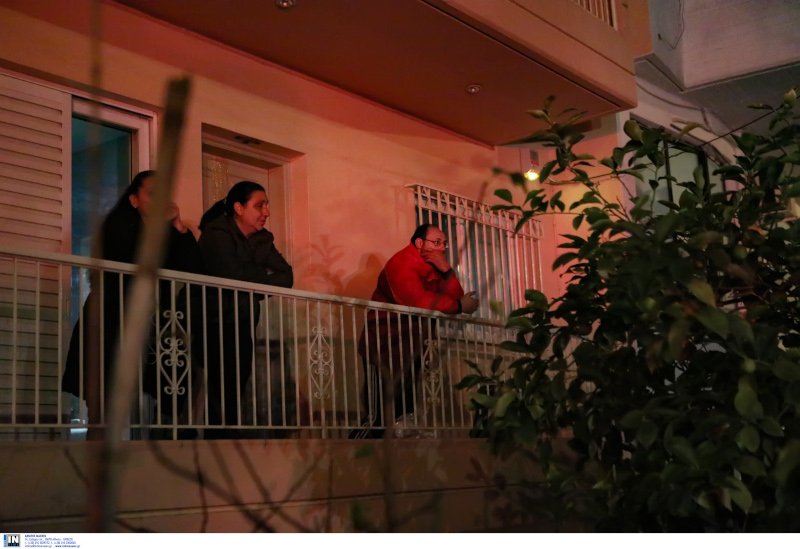 Γείτονες παρακολουθούν τις ενέργειες του Πυροσβεστικού Σώματος