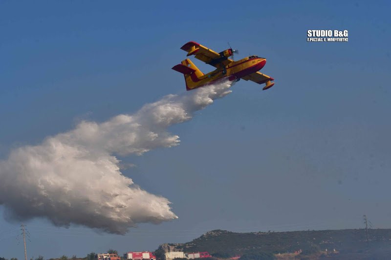 Ελικόπτερα της πυροσβεστικής κάνουν ρίψεις νερού, για να σβήσουν τη φωτιά / Φωτογραφία: argolikeseidhseis.gr